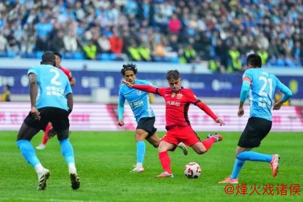 客场3-1击败河南 上海海港紧追榜首仅差4分保住争冠机会 客场3-1击败河南 上海海港紧追榜首仅差4分保住争冠机会