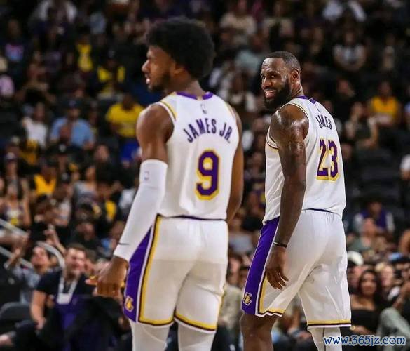 詹姆斯父子联手创历史，NBA赛场书写新篇章！